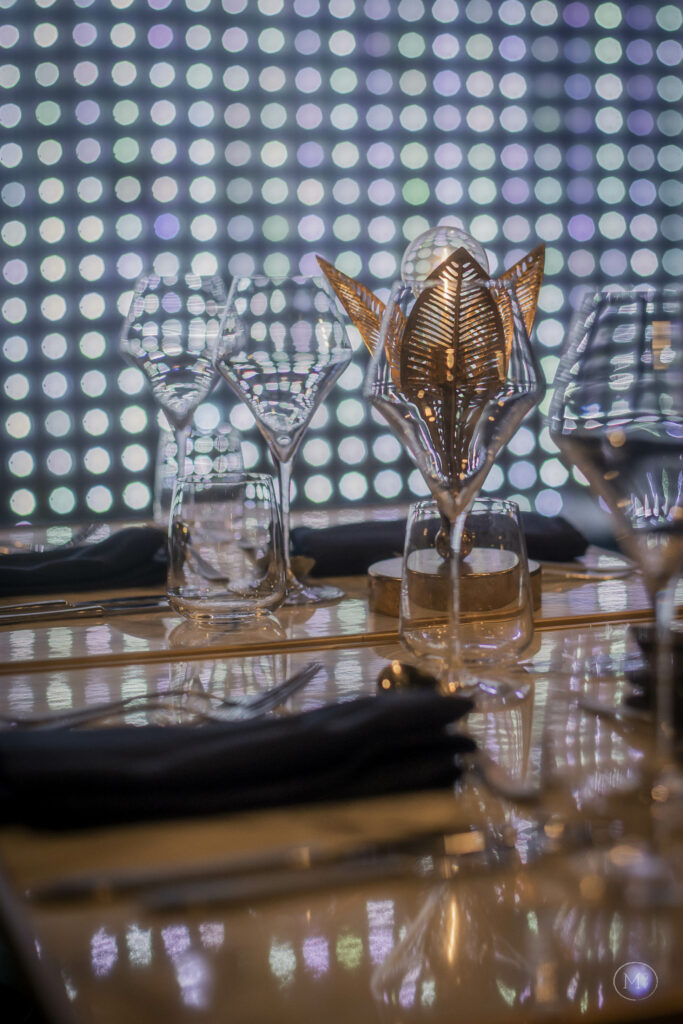 Verres et décoration dorée du Cabaret Gabrielle